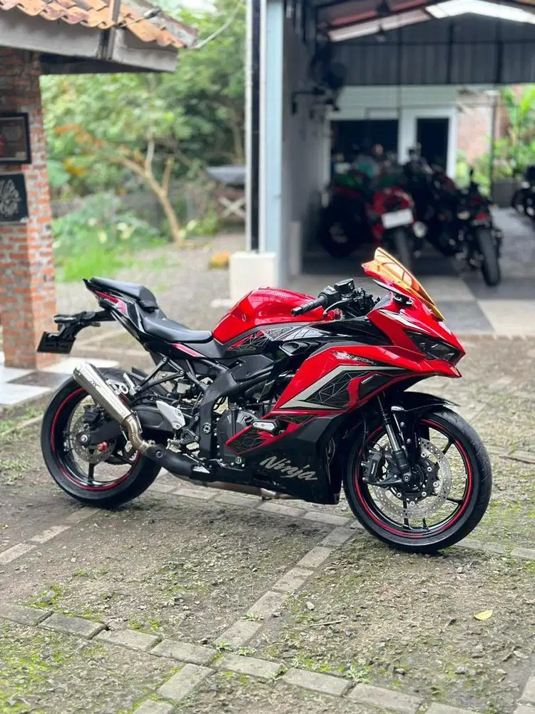 KAWASAKI ZX25R PERSIMMONRED LOW KM LIKE NEW