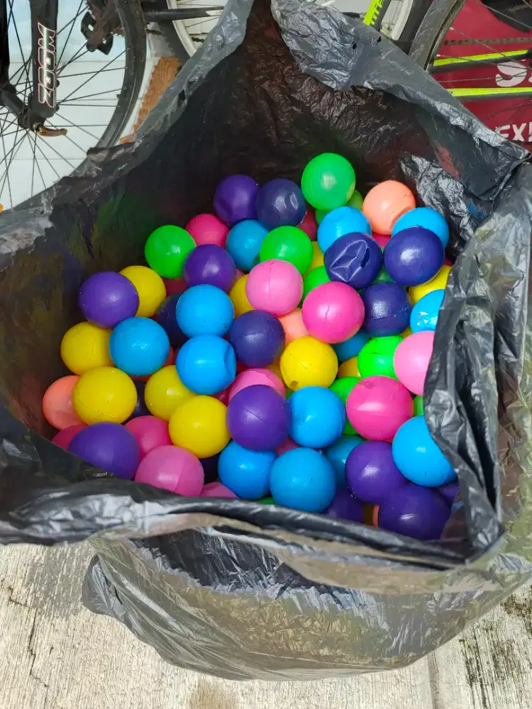 Bola untuk mainan mandi bola
