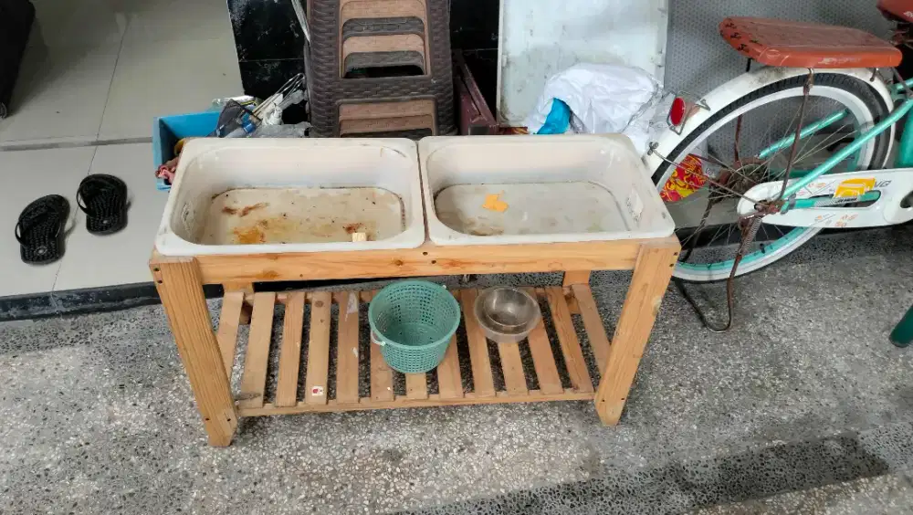 Meja Montessori Mainan Pasir-pasiran Bekas