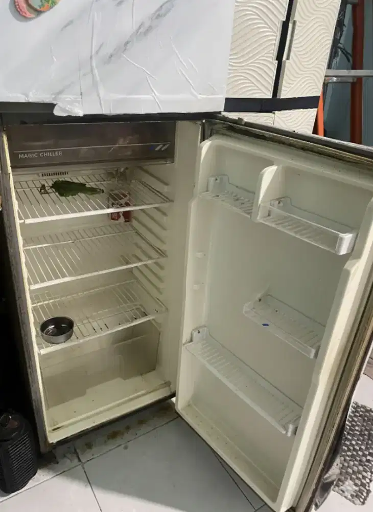 Kulkas Sharp bekas 2 pintu