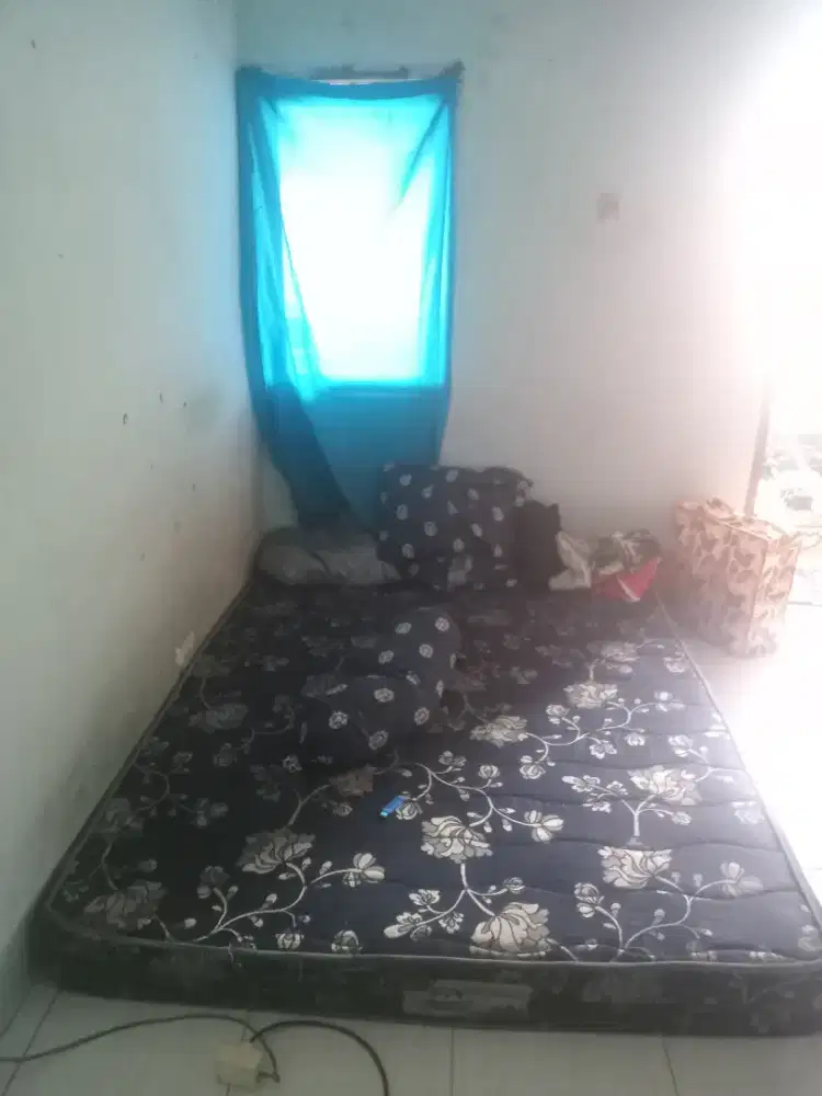 Kasur pegas bermotif bunga