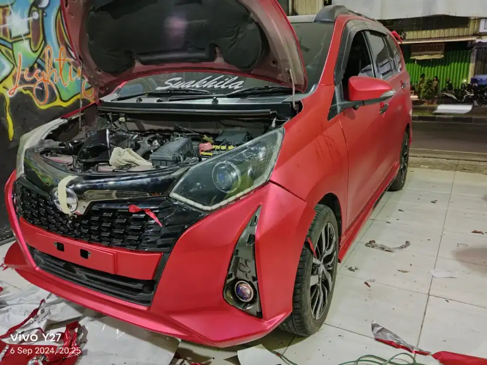 Pemasangan stiker mobil panggilan