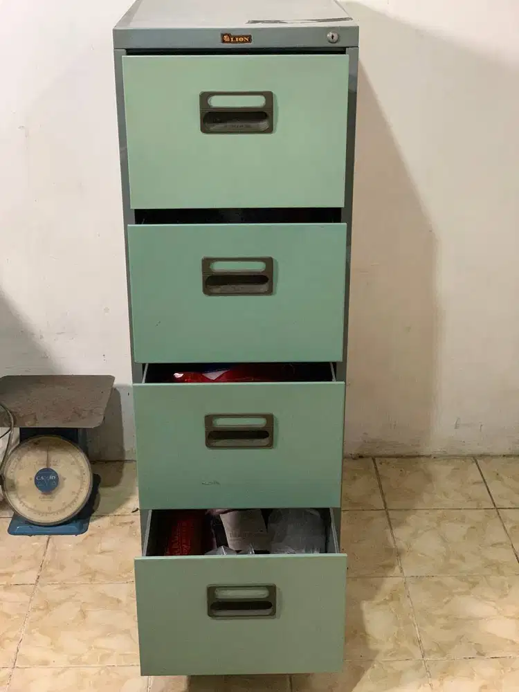 Lemari Arsip Filing Cabinet Besi 4 Laci – Kokoh & Fungsional