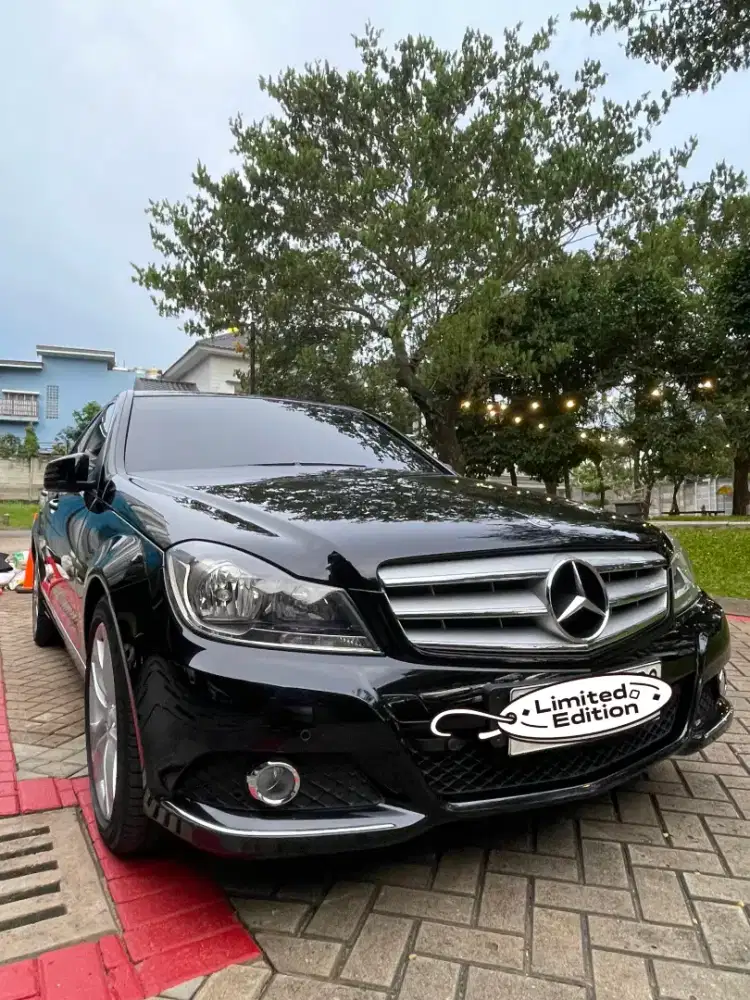 Mercedes benz c200 w204 hitam 2012