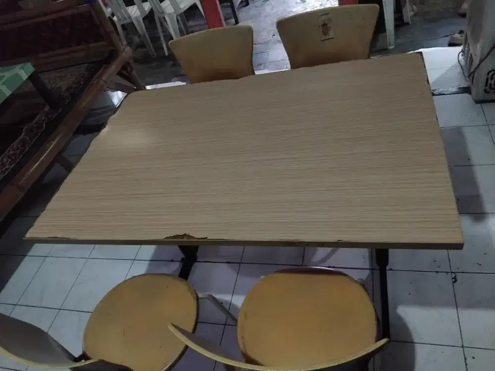 4 Meja free 7 kursi