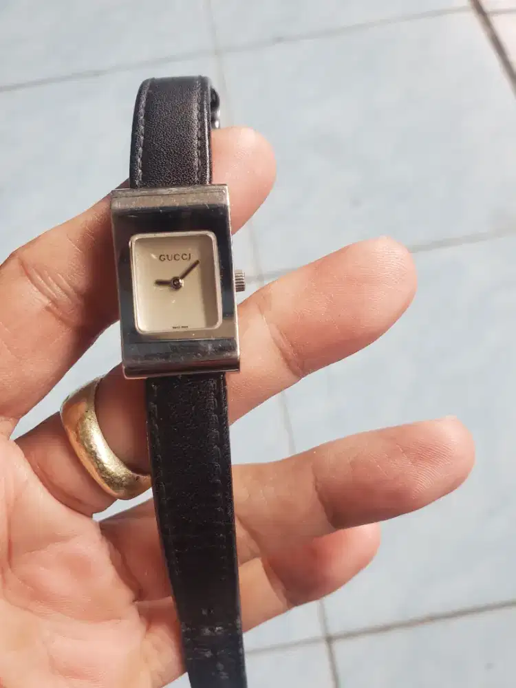 Jam tangan gucci