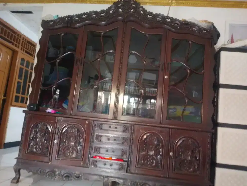 Lemari jati tahun 1970an