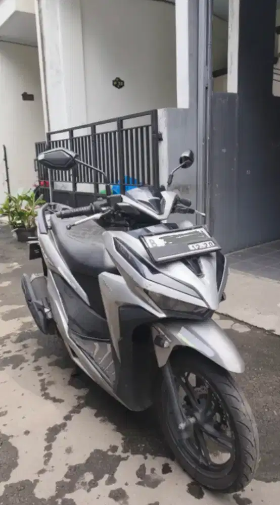 Motor Honda Vario 2018 CBS ISS KEYLESS Silver Bekas Second