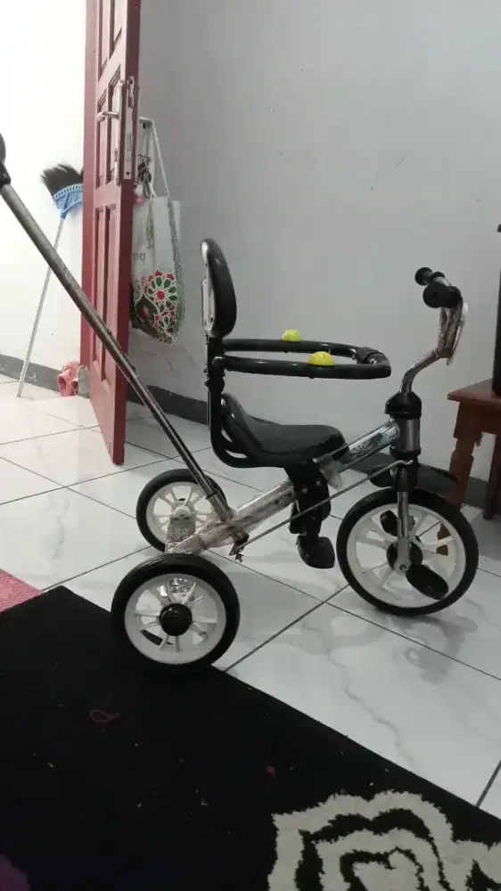Sepeda anak roda 3 masih bagus