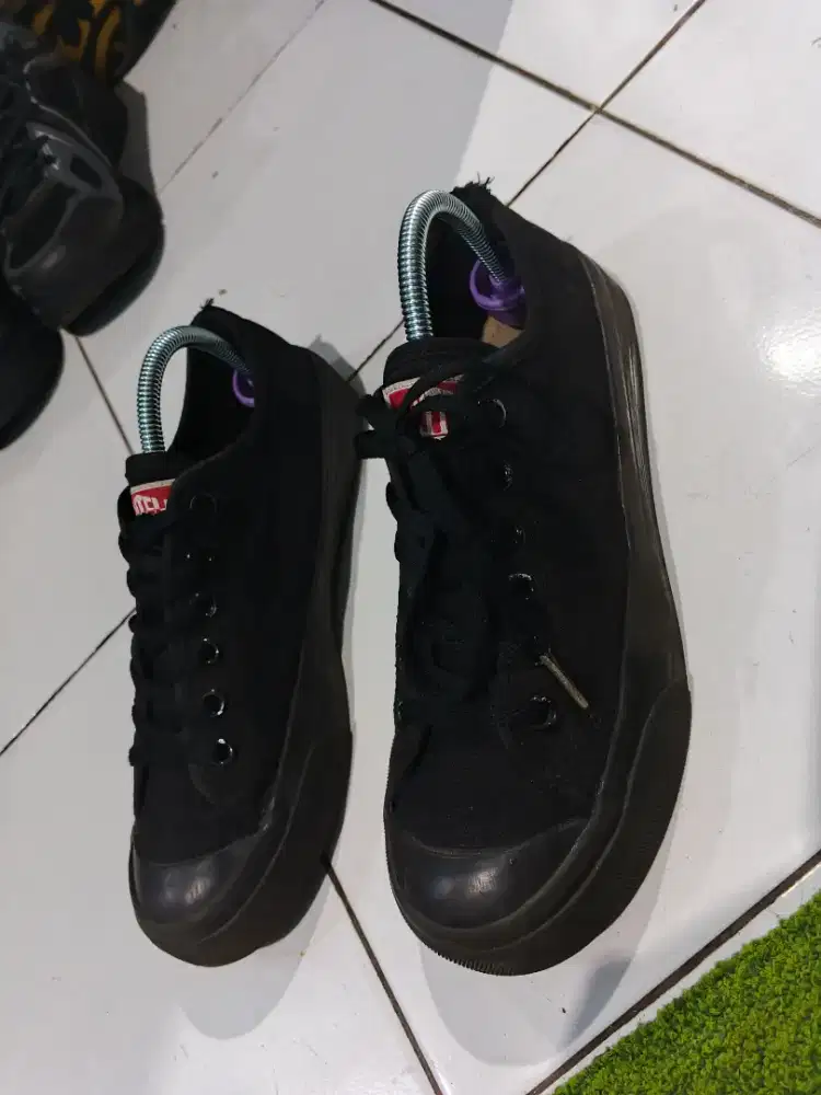 Ventela Basic Low All Black