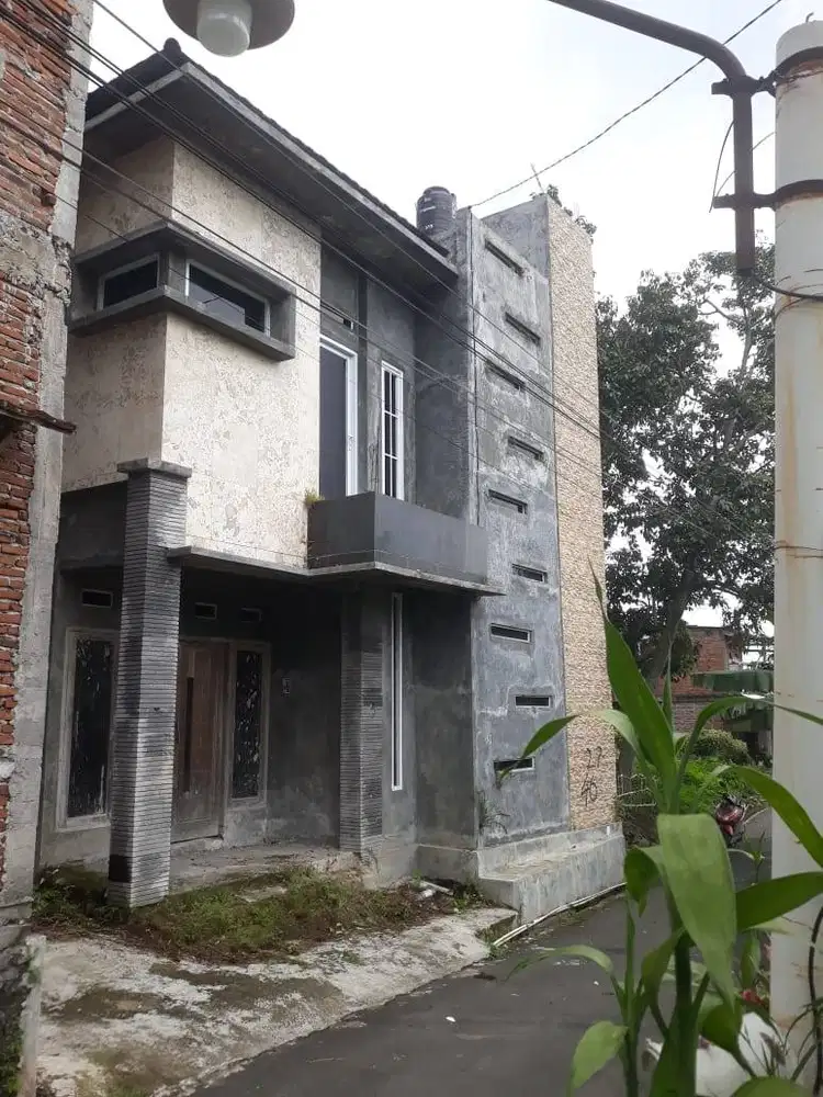 Di jual tanah dan bangunan rumah 3LT