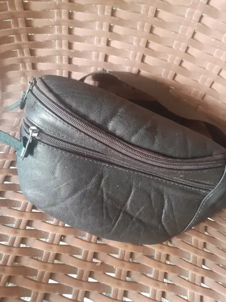 Di jual tas selempang kulit mulus warna coklat ada 3 resleting