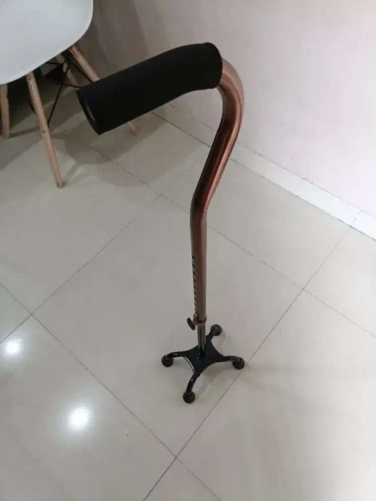 Tongkat 4 kaki yang bisa di atur ketinggiannya