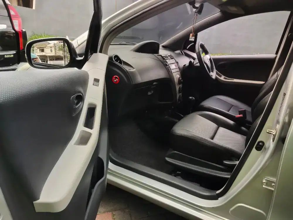 YARIS E 2013 Matic Silver 2014 Tangan Pertama 2012 AT Bagus terawat