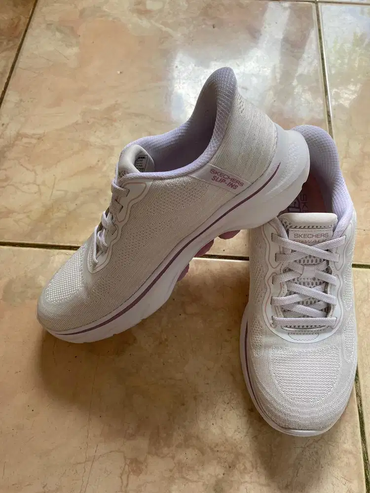 Sepatu skechers like new