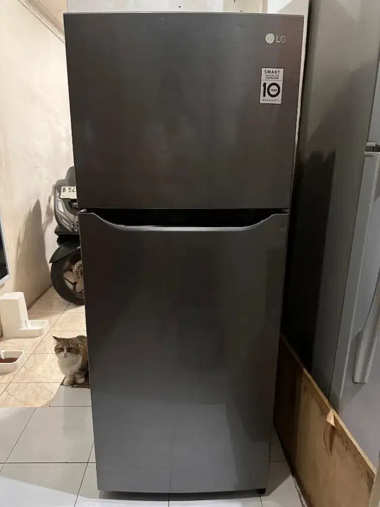 Kulkas LG 2 pintu : kapasitas 202 , daya 70 wat