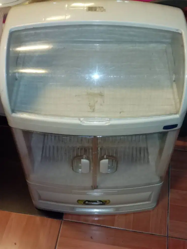 Lemari untuk piring-piring