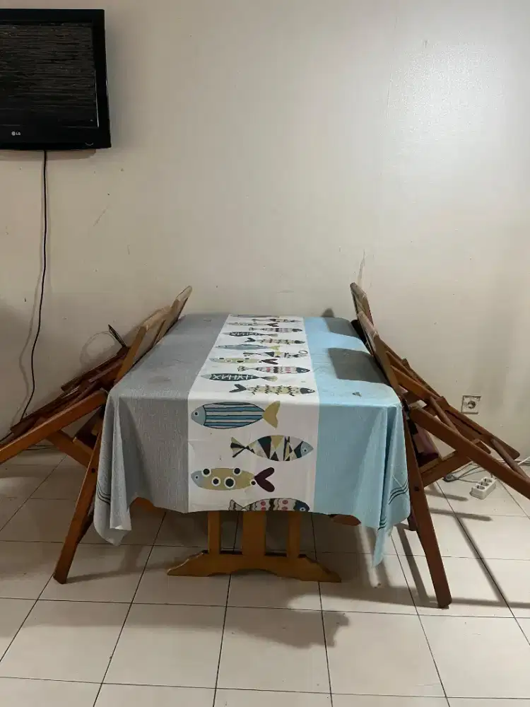 Meja Makan Set 4 Kursi