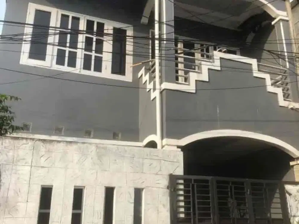 Dijual rumah BU, posisi Hook 3 lantai, bangunan full bata merah
