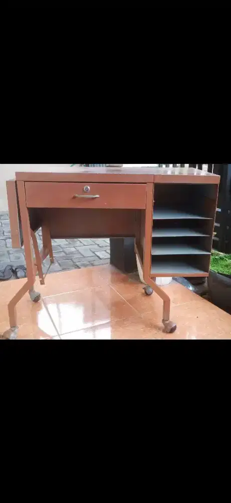 Meja serbaguna besi dorong
