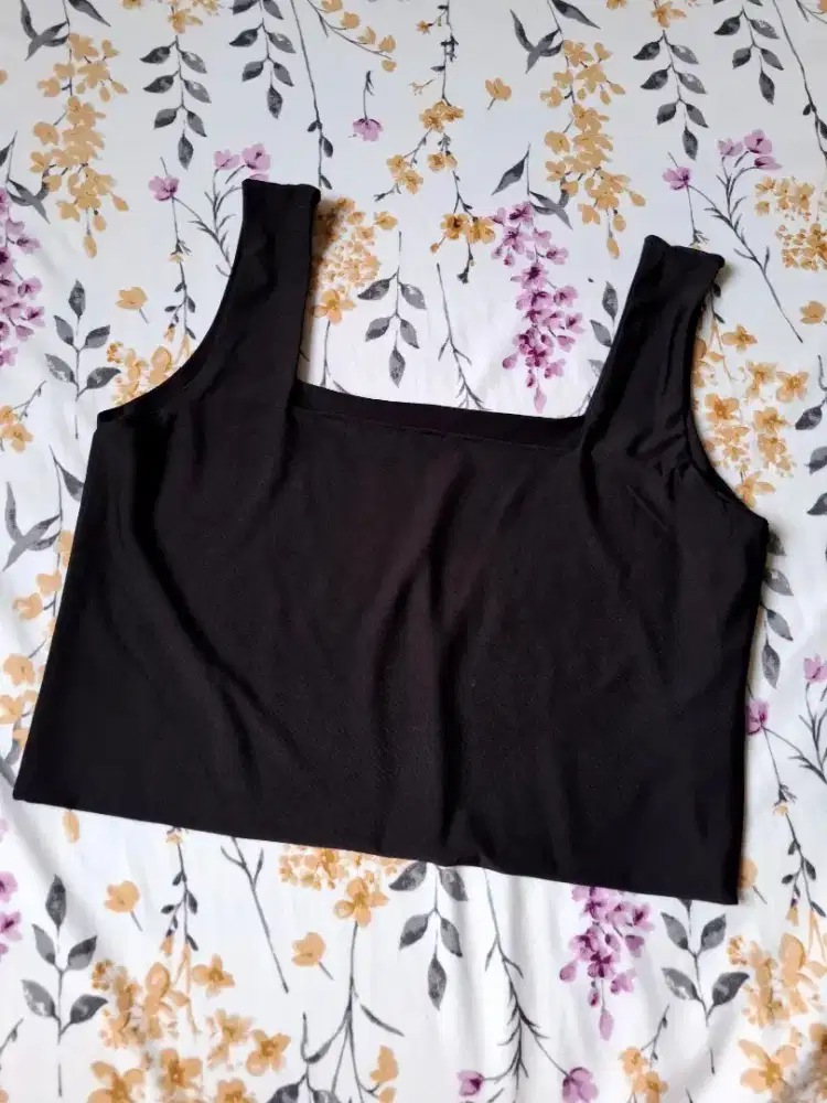 Tank Top Hitam Wanita