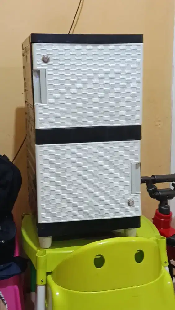 Lemari pakaian 2 susun