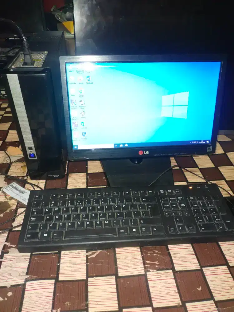 fulset cpu & monitor led lengkap tinggal pake.