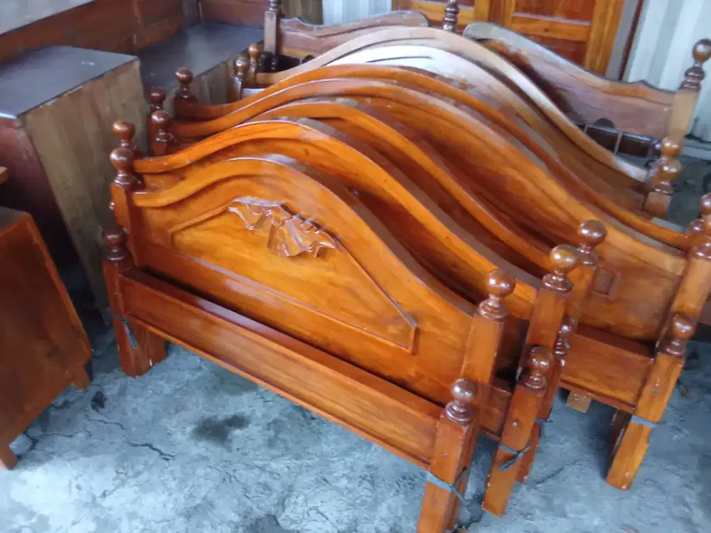 Tempat tidur kayu jati model blok full kayu solid