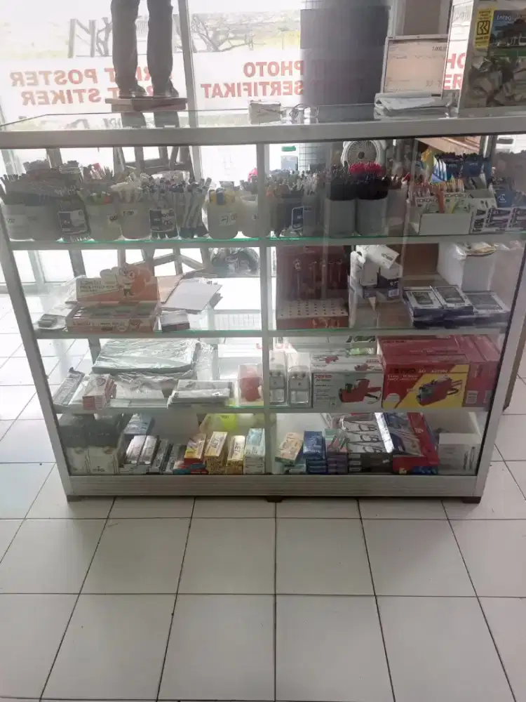 Etalase kaca panjang 1 Meter