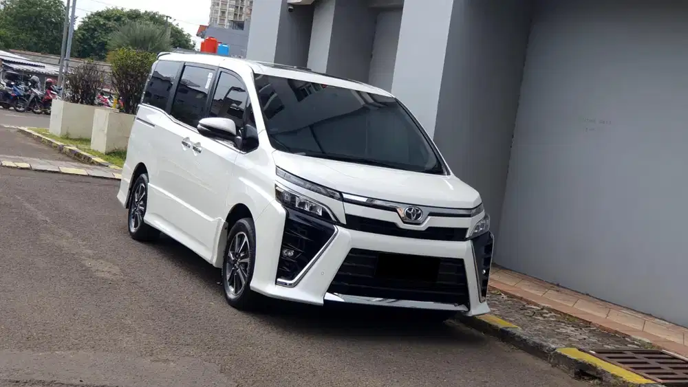 [ LOW KM ] Toyota Voxy 2.0 Sunroof AT 2019/2020