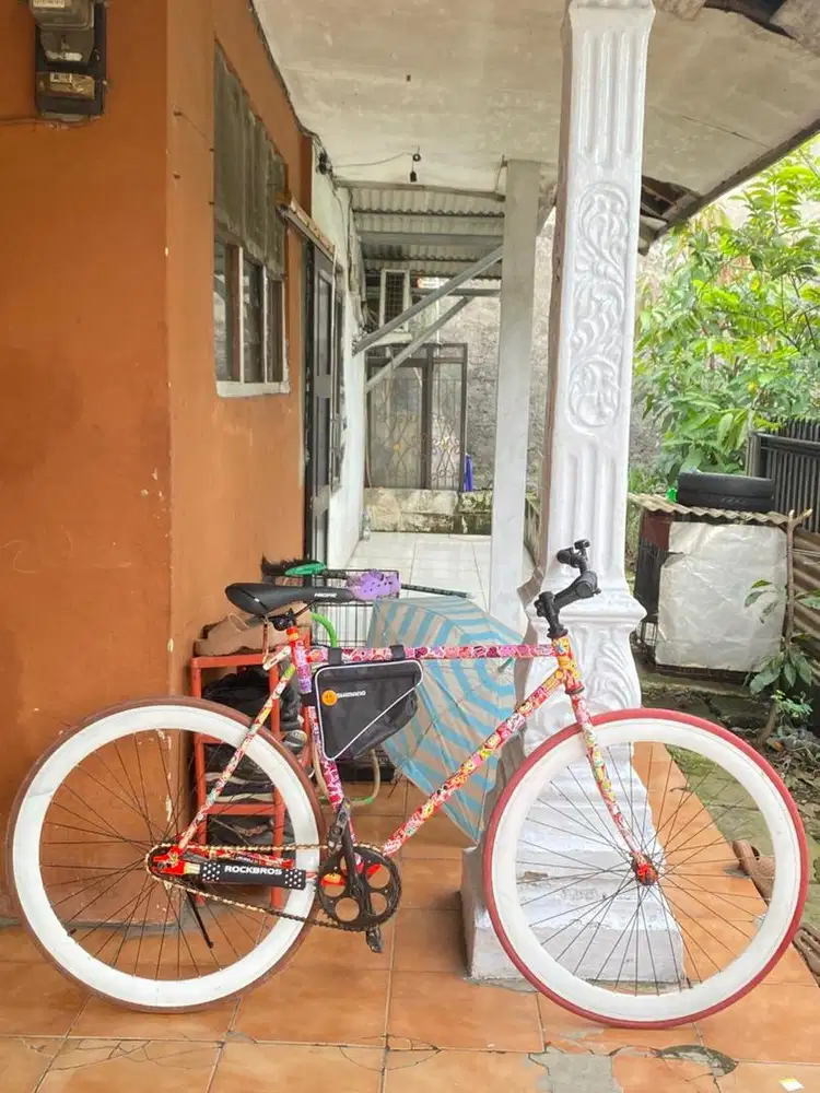 Sepeda fixie warna merah full stiker