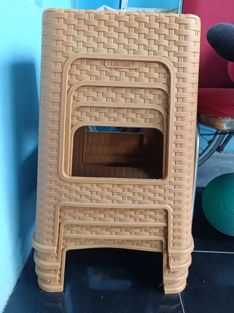 Kursi plastik merk Tabitha