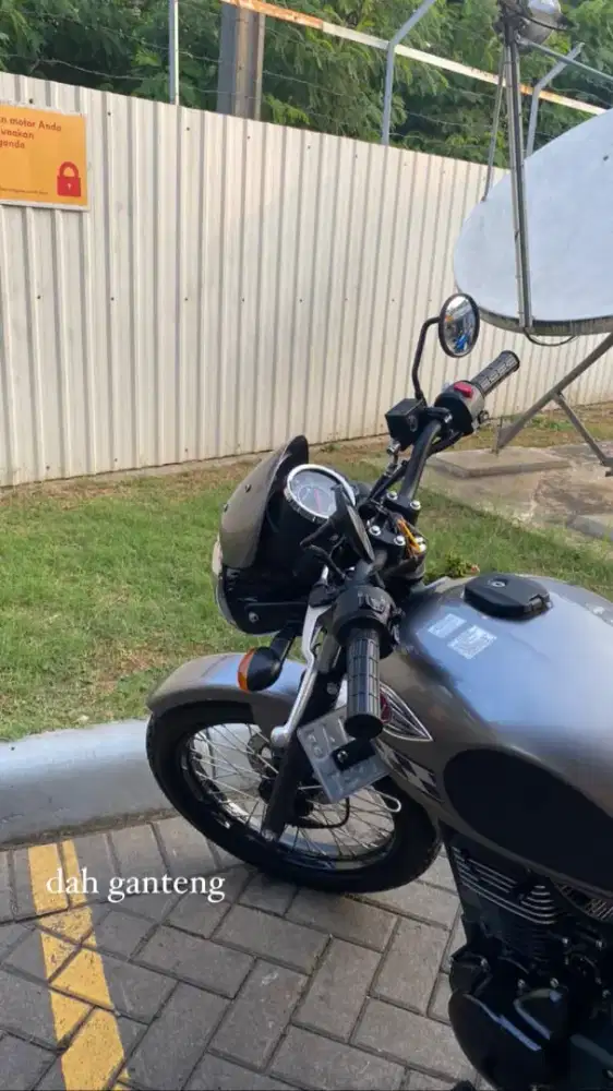 Kawasaki W175 Cafe - Retro Classic (First Hand Second)