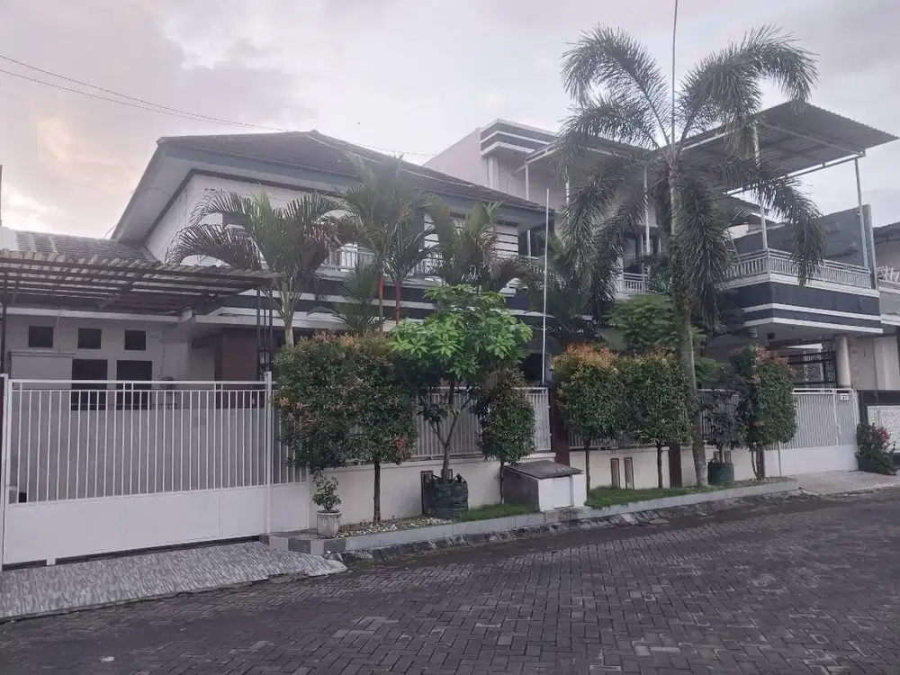Rumah dijual BU eksklusif dan strategis di tengah kota