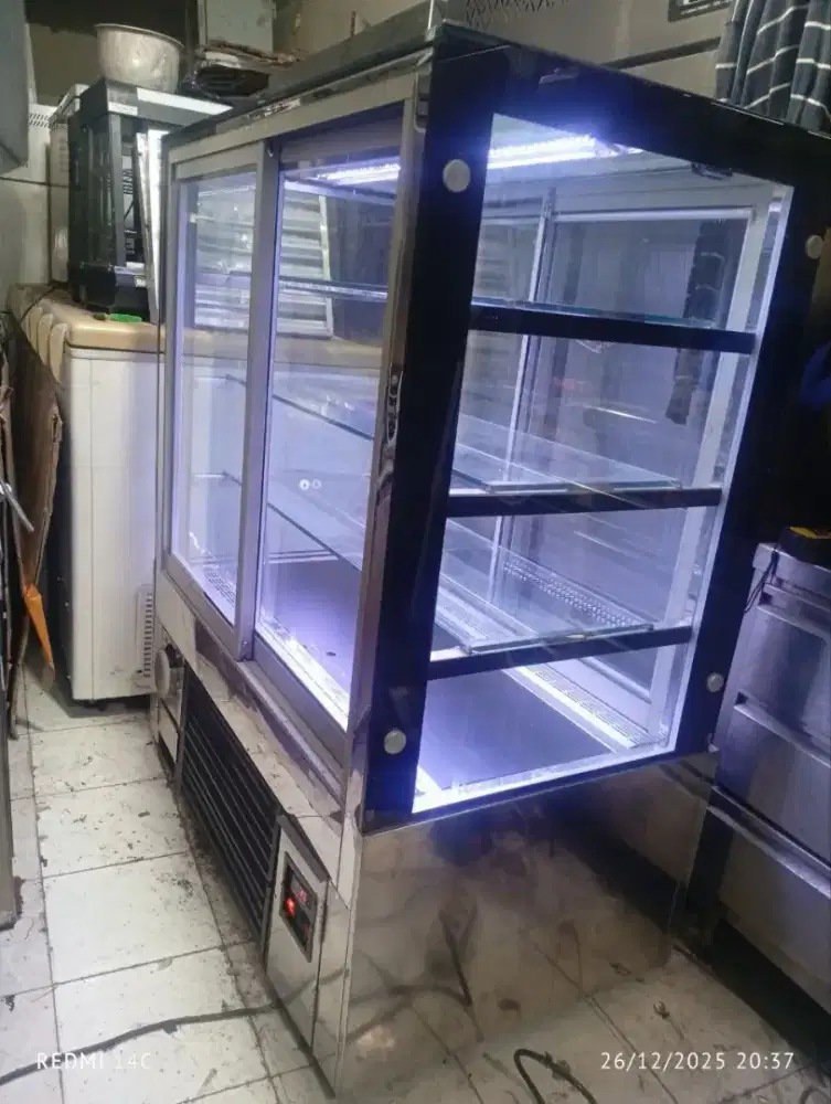 Ceke showcase
Merek HOLIC
Pintu depan belakang 120x70x150
Harga 8,5jt