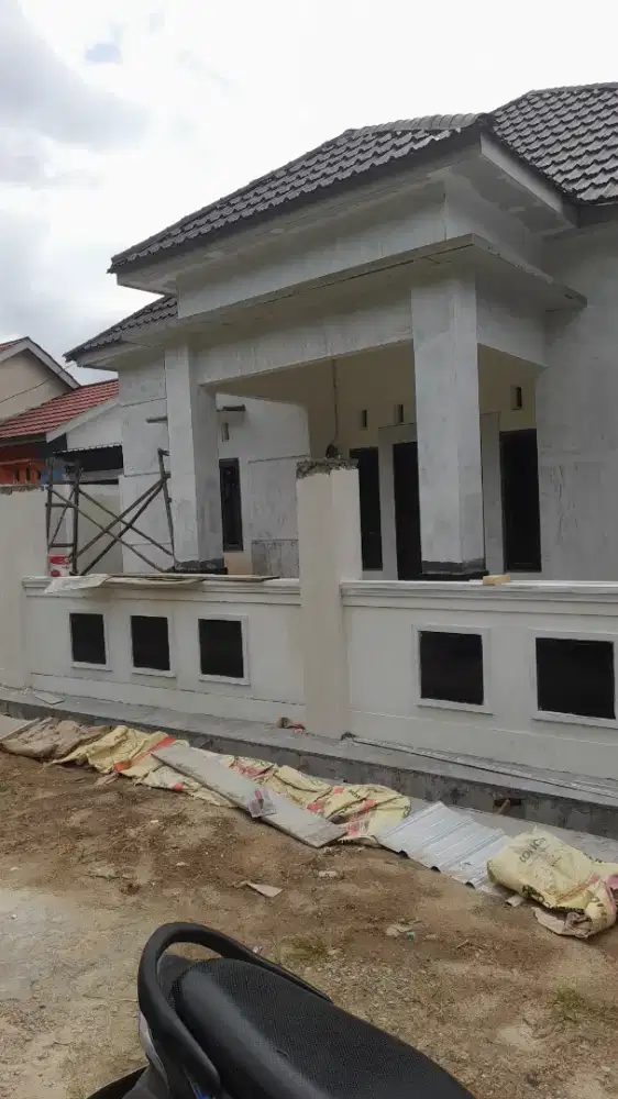 Tukang bangunan harian atau panggilan