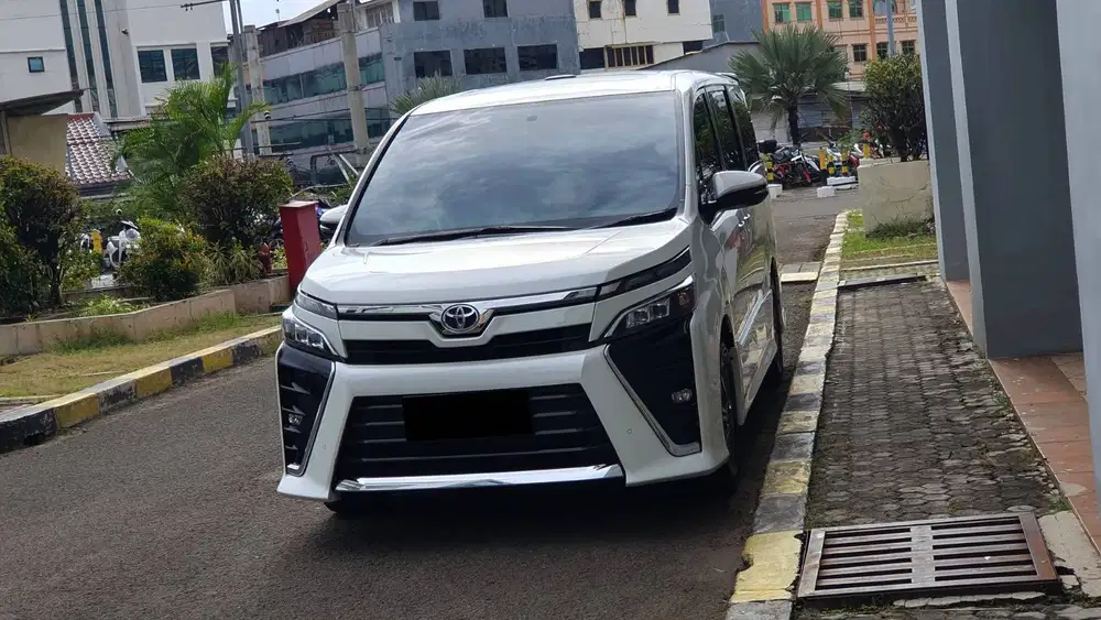 [ GARANSI 5TH ] Toyota Voxy 2.0 Sunroof AT 2019/2020