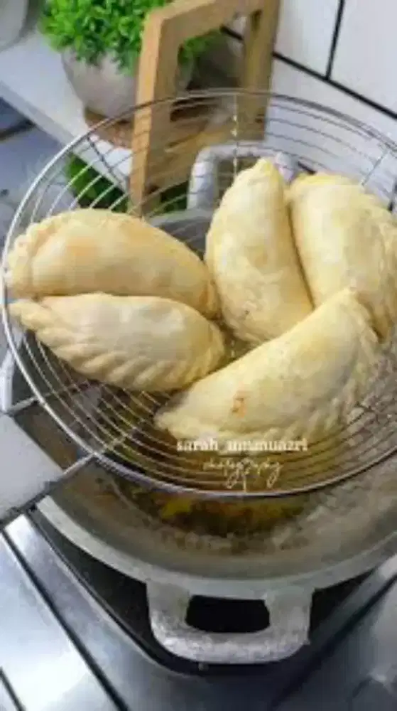 Karyawati Toko Makanan