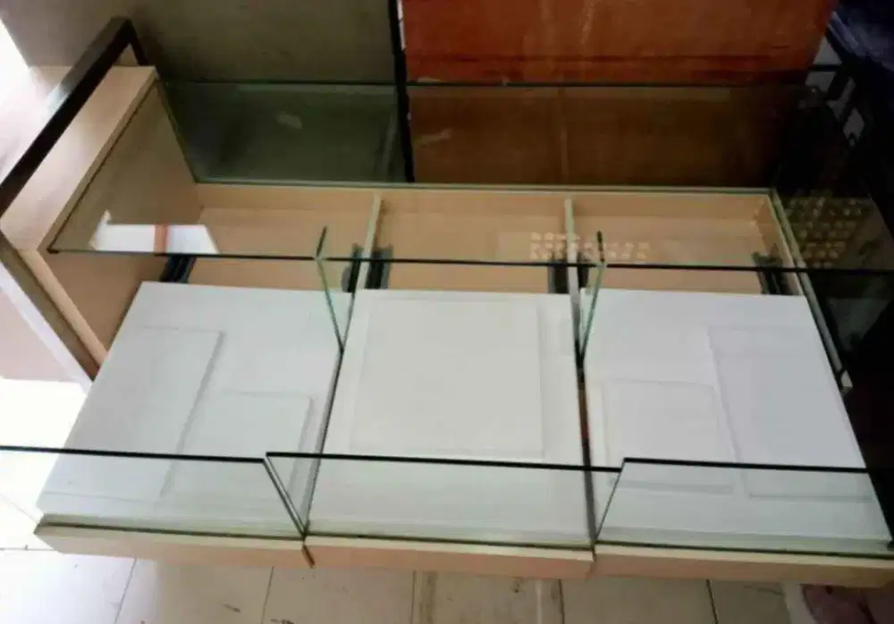 Etalase perhiasan kacamata jam tangan