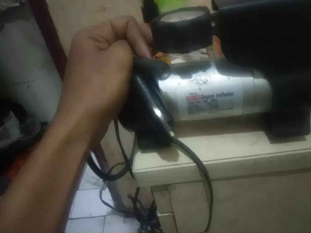 Pompa ban portabel super inflator.
Nego dikit