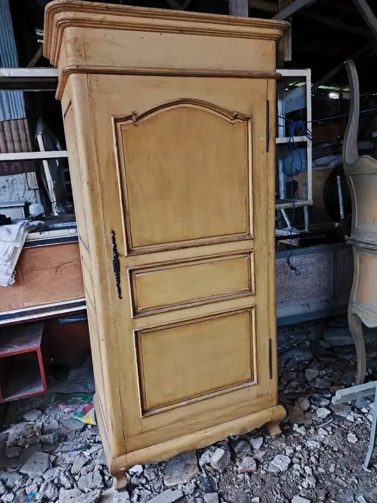 Lemari pakaian bahan kayu