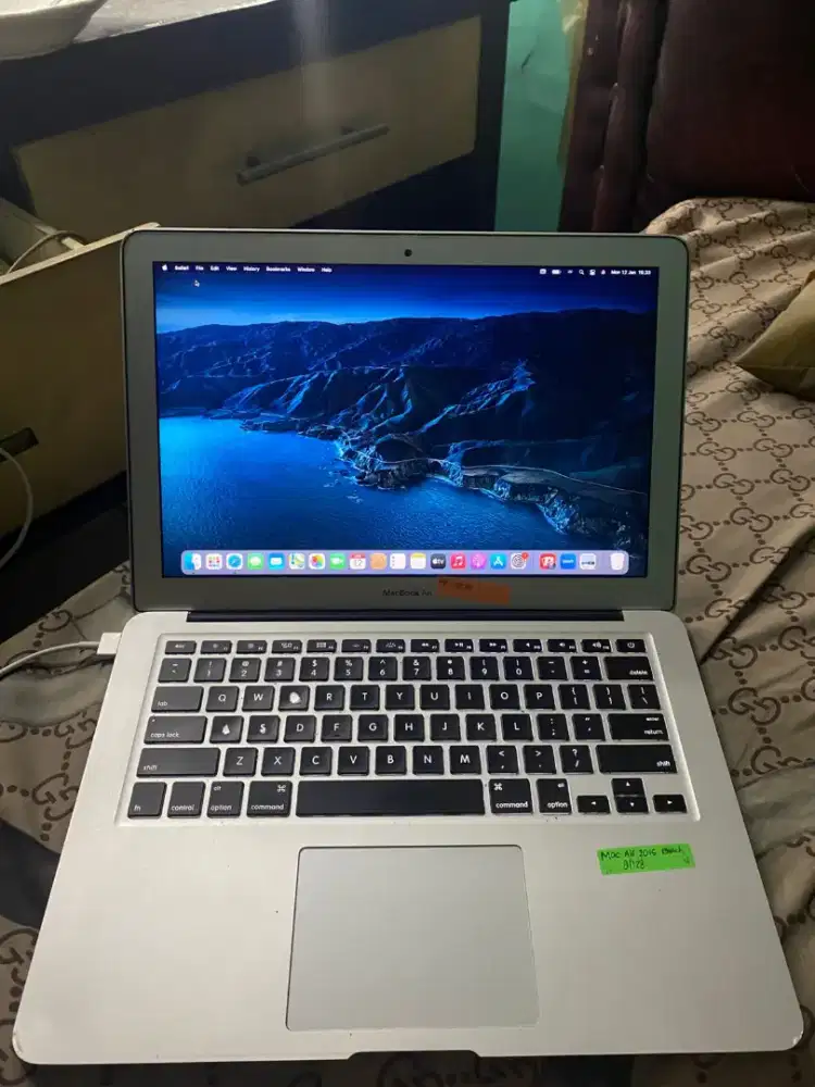 Macbook air 13inch 2015 8/sdd 128  core i5 no minus