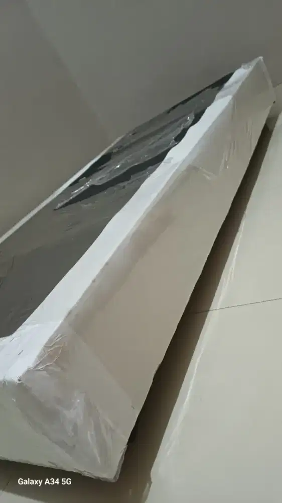 Dipan kayu bekas pakai