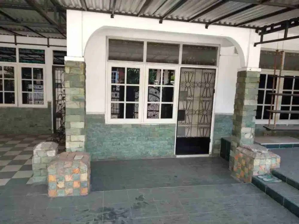 Rumah Bertingkat Di Belakang