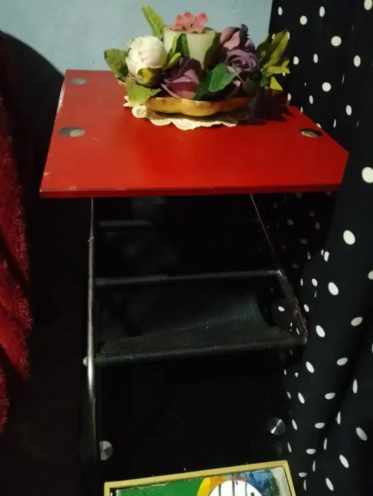 Meja sudut warna merah