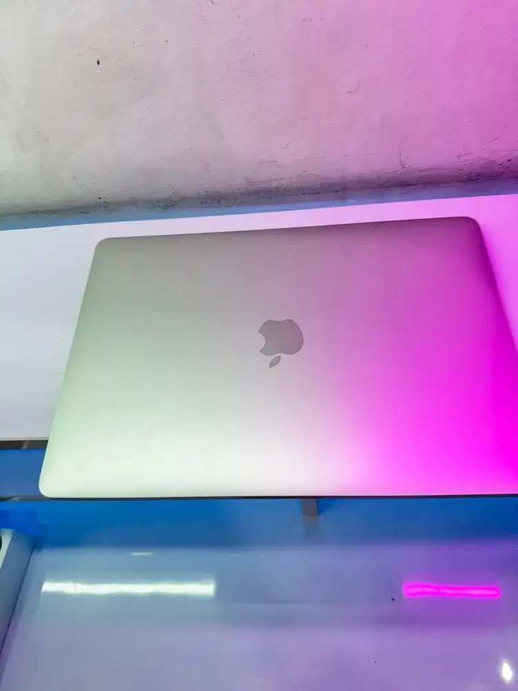 Macbook Pro 2020 • i5 • 8/256GB