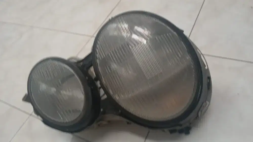 Preloved lampu Depan Original  New Eyes E320 th 1997 kanan