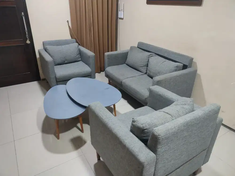 Dijual Satu Set Kursi dan Meja Minimalis