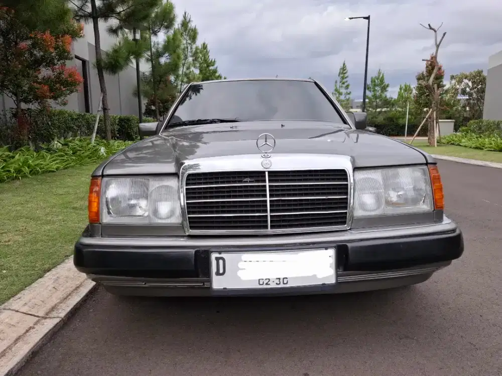 Mercedes Benz 300E MT, 1990, Abu-abu