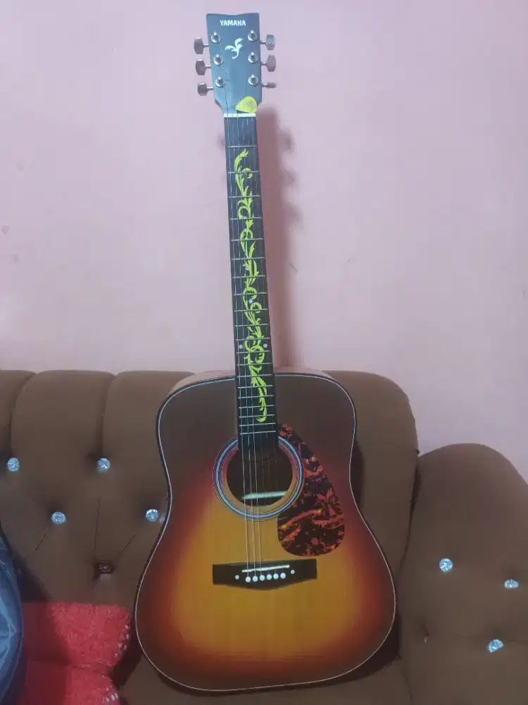 Gitar akustik jumbo